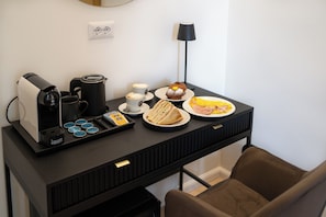 Phòng đôi hoặc 2 giường đơn Deluxe, phòng tắm riêng, quang cảnh thành phố | Khu vực ăn uống tại phòng