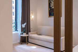 Quadrupla familiare, vista città | Cassaforte in camera, con stile personalizzato, una scrivania