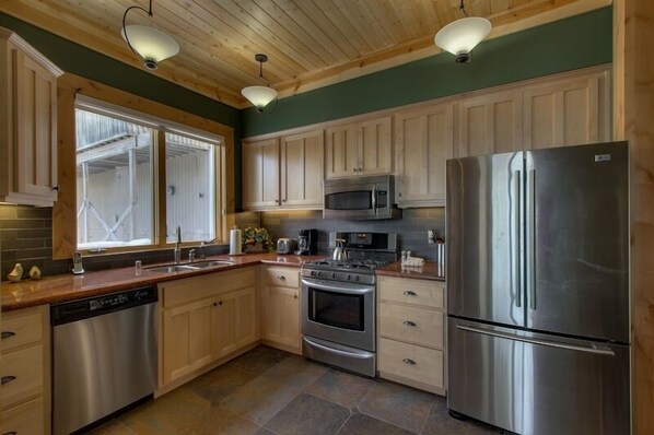Condo, 2 Bedrooms | Private kitchen