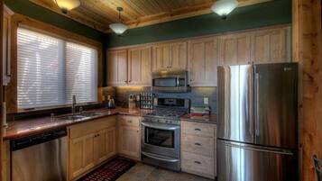 Condo, 2 quartos | Cozinha privada | Geladeira, fogão, cafeteira/chaleira, torradeira