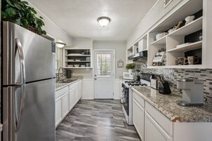 House, 3 Bedrooms | Private kitchen | Fridge, oven, coffee/tea maker, toaster