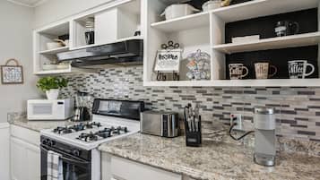Casa, 3 habitaciones | Cocina privada | Refrigerador, horno, cafetera y tetera y tostadora