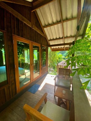Terrace/patio - Peaceful, air-conditioned jungle bungalow - less than 5mins from Lamai beach (Chang Wat Surat Thani)