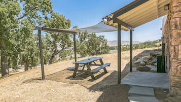House, 5 Bedrooms | Outdoor dining