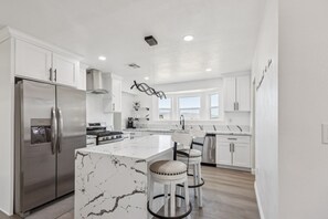 House, 5 Bedrooms | Private kitchen | Fridge, oven, coffee/tea maker