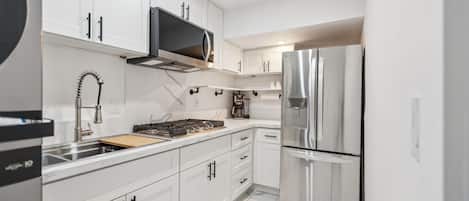 House, 5 Bedrooms | Private kitchen | Fridge, oven, coffee/tea maker