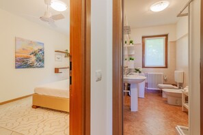 Shower, hair dryer, bidet, towels - Il Giardino del Tramonto by Varenna Holidays (Perledo)