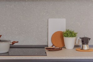 Refrigerador, microondas, lavavajillas y cafetera y tetera 