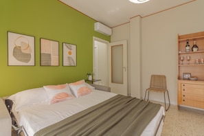 Tabla de planchar con plancha, wifi gratis y ropa de cama 