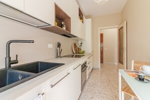 Réfrigérateur, four, lave-vaisselle, cafetière/bouilloire