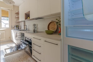 Refrigerador, horno, lavavajillas y cafetera y tetera 