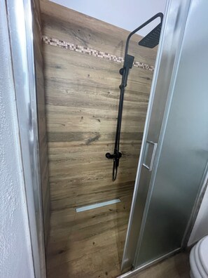 Douche, sĂšche-cheveux, bidet, serviettes fournies