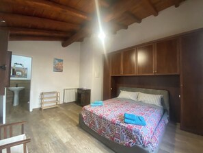 1 habitación, tabla de planchar con plancha y cuna de viaje 