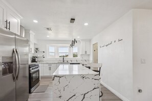 House, 1 Bedroom | Private kitchen | Fridge, oven, coffee/tea maker