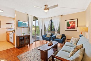 Condo, 1 Bedroom | Living area