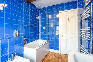 Towels - Ukulele Cottage (Whitby)