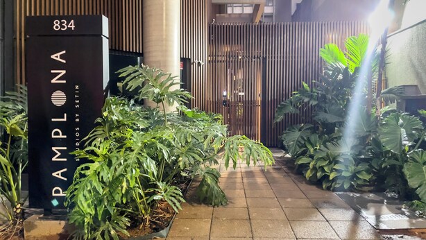 A modern building entrance with a sign reading "RAMPLONA STUDIO BY SETIN" and the number "834". - Setin Pamplona R (Sao Paulo)