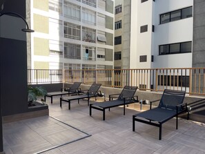 屋外プール、プール パラソル、サンラウンジャー