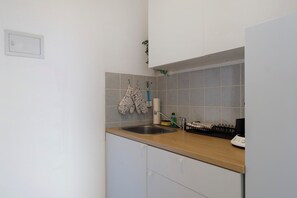 Frigorífico, horno, placa de cocina y cafetera o tetera