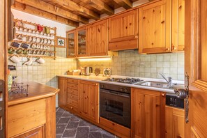 Fridge, oven, dishwasher, coffee/tea maker