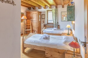 3 bedrooms, desk, free WiFi, bed sheets