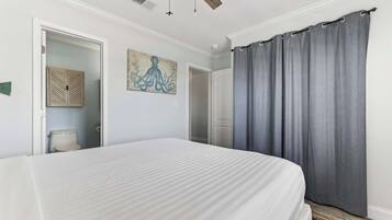 Leilighet, 1 queensize-seng med sovesofa, balkong, hageutsikt (Emerald Isle Escape) | 1 soverom, individuelt dekorert og individuelt innredet