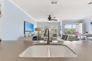 Appartamento, 1 letto queen con divano letto, balcone, vista giardino (Emerald Isle Escape) | Area soggiorno | TV a schermo piatto 42 pollici con canali digitali