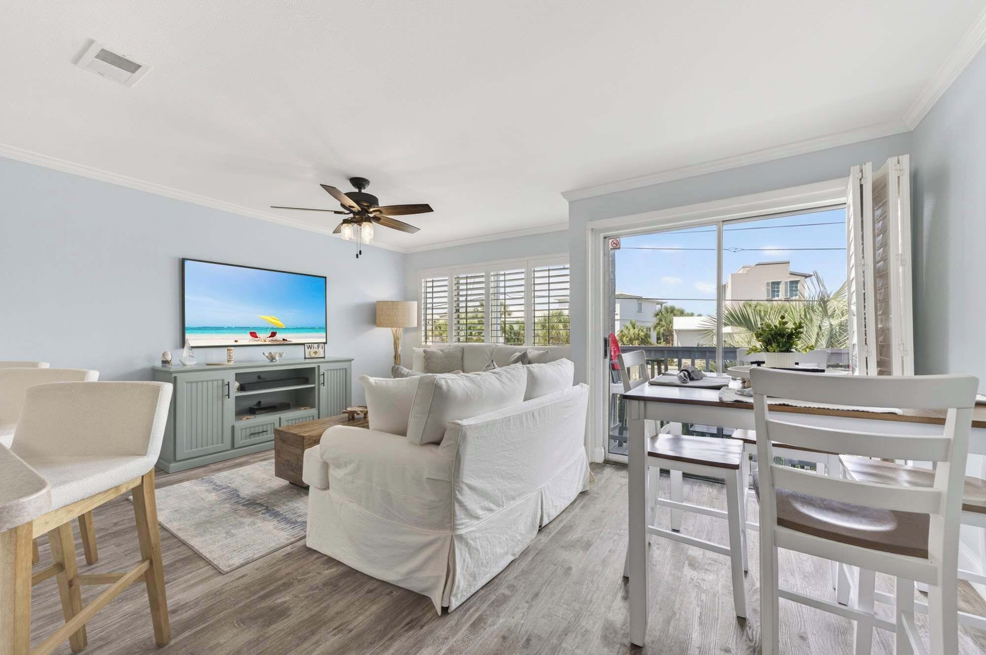 Apartment, 1 Queen-Bett und Schlafsofa, Balkon, Gartenblick (Emerald Isle Escape) | Wohnbereich