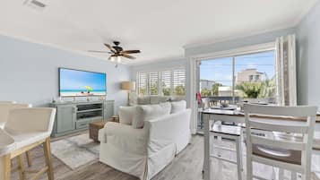 Apartment, 1 Queen-Bett und Schlafsofa, Balkon, Gartenblick (Emerald Isle Escape) | Wohnbereich