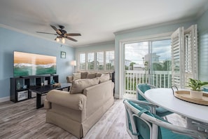 Condo, 1 Katil Ratu (Queen) dengan Katil Sofa, Balcony, Garden View (Emerald Isle Escape) | Ruang tamu | 42 inci televisyen skrin rata dengan digital