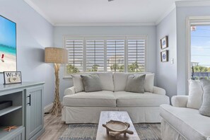 42-inch flat-screen TV with digital channels - Holiday Isle - Private Beach - Special Offer! (Destin)