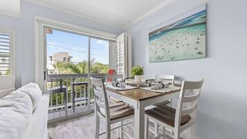Apartment, 1 Queen-Bett und Schlafsofa, Balkon, Gartenblick (Emerald Isle Escape) | Speisen