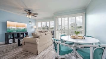 Condo, 1 cama Queen e sofá-cama, sacada, vista para o jardim (Emerald Isle Escape) | Área de estar | TV de tela plana 42 polegadas com canais digitais