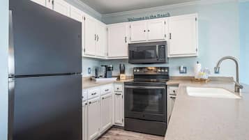 Lägenhet - 1 queensize-säng med bäddsoffa - balkong - utsikt mot trädgården (Emerald Isle Escape) | Eget kök | Kylskåp, mikrovågsugn, ugn och spishäll