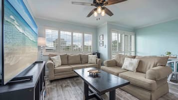 Condo, 1 cama Queen e sofá-cama, sacada, vista para o jardim (Emerald Isle Escape) | Área de estar | TV de tela plana 42 polegadas com canais digitais