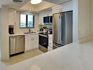 ثلاجة، ميكروويف، فرن، موقد طهي مسطح