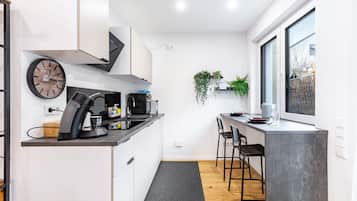 Frigorifero, microonde, forno, piano cottura