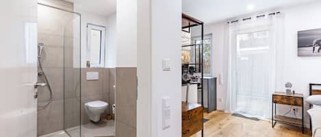 Shower, hair dryer, towels