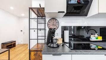 Kühlschrank, Mikrowelle, Ofen, Herdplatte