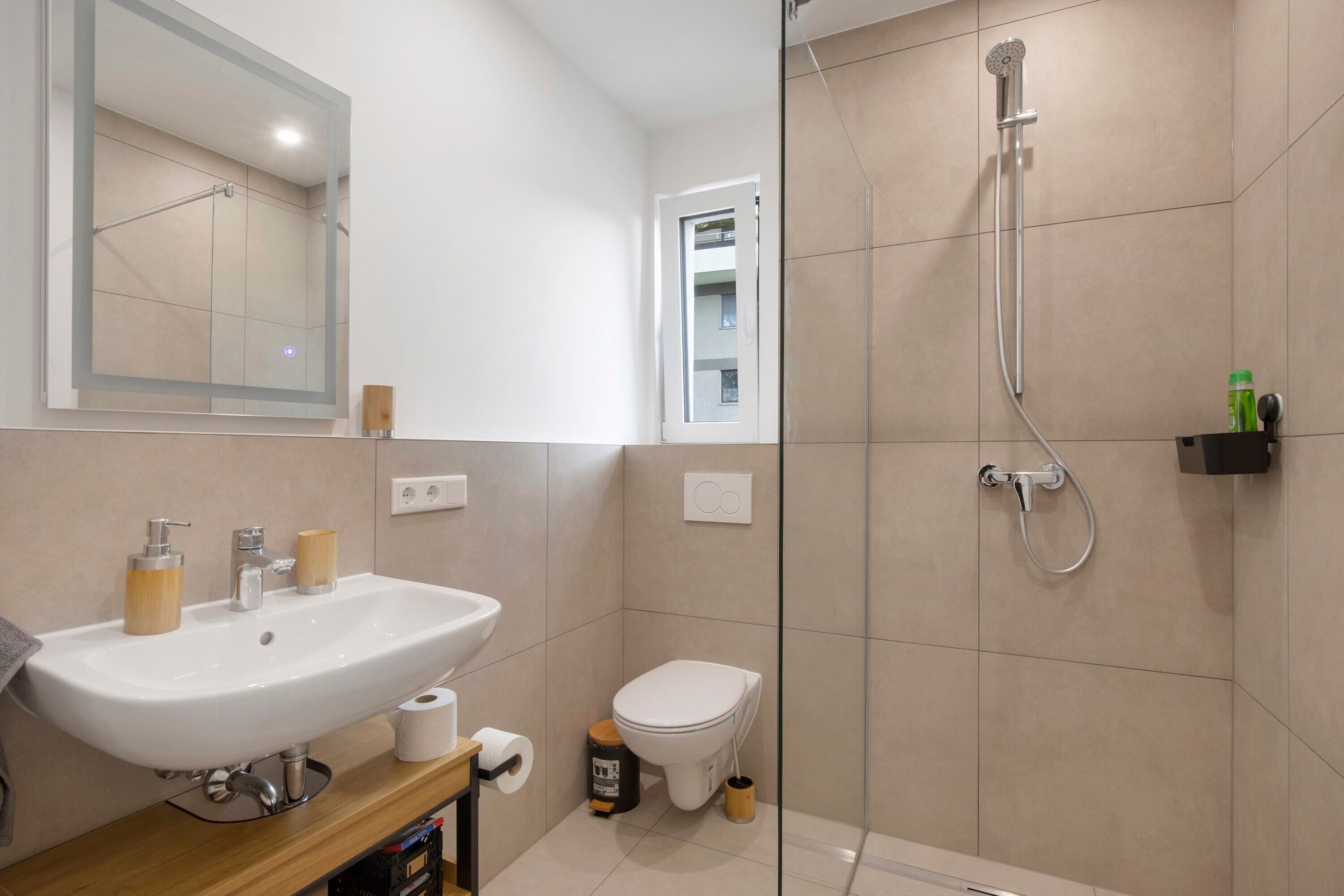 Een douche, een haardroger, handdoeken