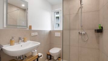 Een douche, een haardroger, handdoeken