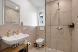 Dusche, Haartrockner, Handtücher