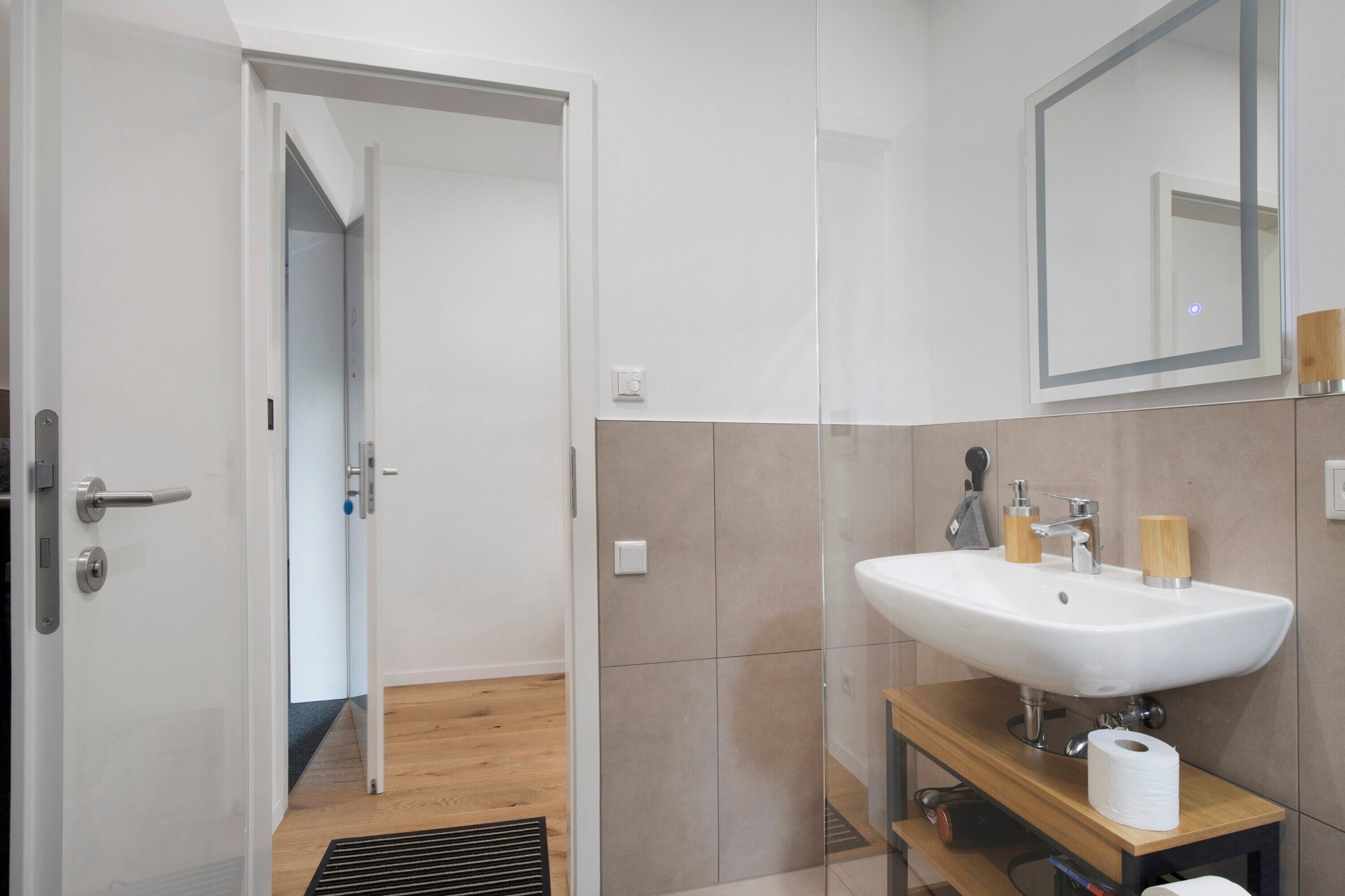 シャワー、ヘアドライヤー、タオル