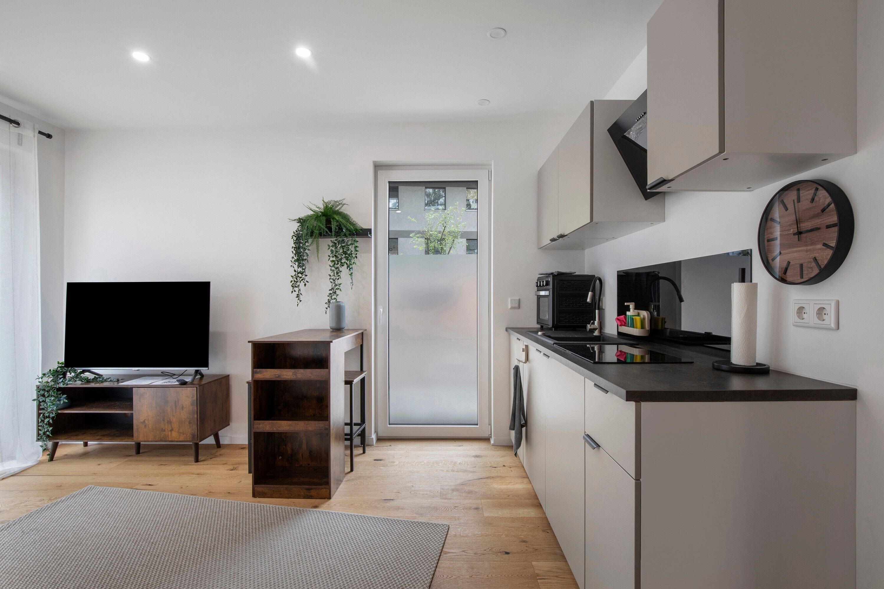 Kühlschrank, Mikrowelle, Ofen, Herdplatte