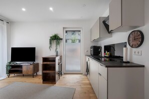 Fridge, microwave, oven, stovetop - Apartment 'Ay Homes 05' with Wi-Fi (Augsburg)