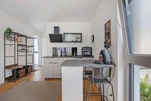 Fridge, microwave, oven, stovetop - Apartment “Ay Homes 08” with Balcony and Wi-Fi (Augsburg)