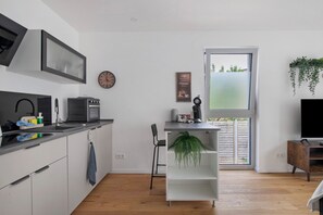 Kühlschrank, Mikrowelle, Ofen, Herdplatte