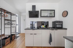 Fridge, microwave, oven, stovetop - Apartment 'Ay Homes 08' with Balcony and Wi-Fi (Augsburg)