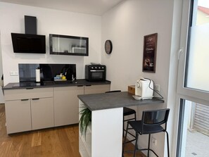 Fridge, microwave, oven, stovetop - Apartment “Ay Homes 08” with Balcony and Wi-Fi (Augsburg)