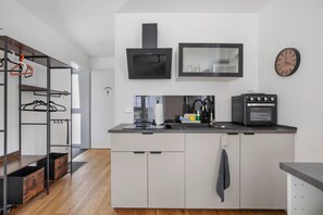 Fridge, microwave, oven, stovetop - Apartment “Ay Homes 08” with Balcony and Wi-Fi (Augsburg)